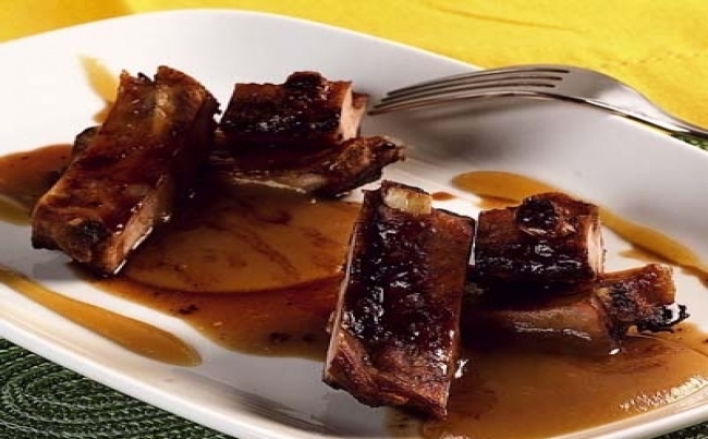 Costillas de cerdo con chancaca y kion